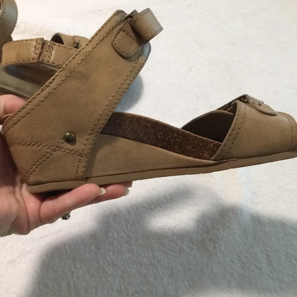 Hocus Pokus Tira woman’s tan Velcro strapped partial cork wedge sandals size 9